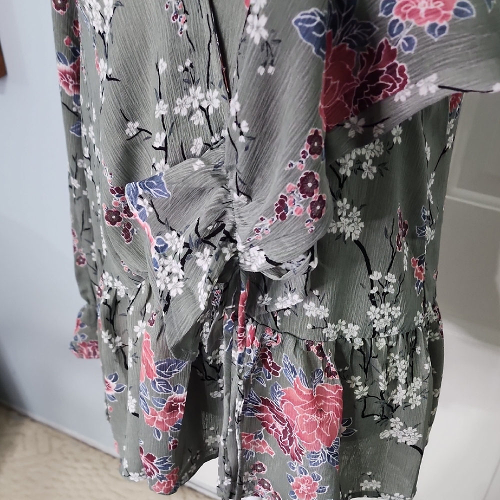 Coverstitched Elegant Floral V-Neck Blouse - Green and Pink - Picture 4 of 8